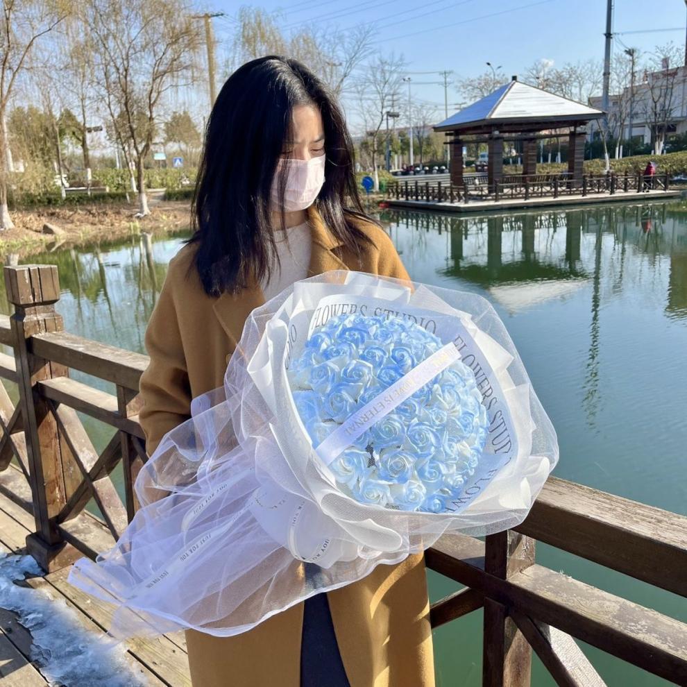 Букет «Ледяная голубая роза» из мыльных цветов, сохраненных методом стабилизации - подарок на День святого Валентина для партнера