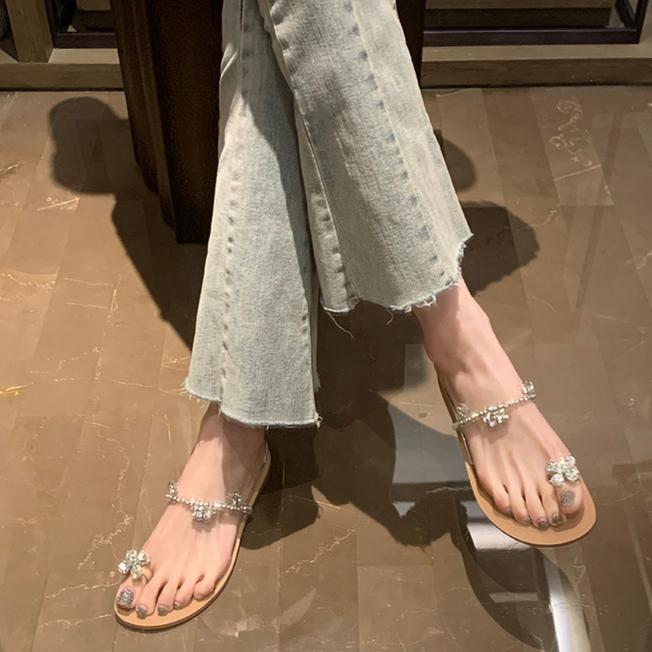 Сандалии на каблуке со стразами, женские летние пляжные тапочки в стиле феи с плоской подошвой и клипсой на носке