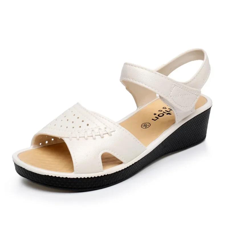Модные повседневные сандалии для мам среднего возраста, летние женские сандалии на плоской подошве с мягкой подошвой для пожилых женщин, женская обувь в богемном стиле, пляжная, дышащая, из искусственной кожи