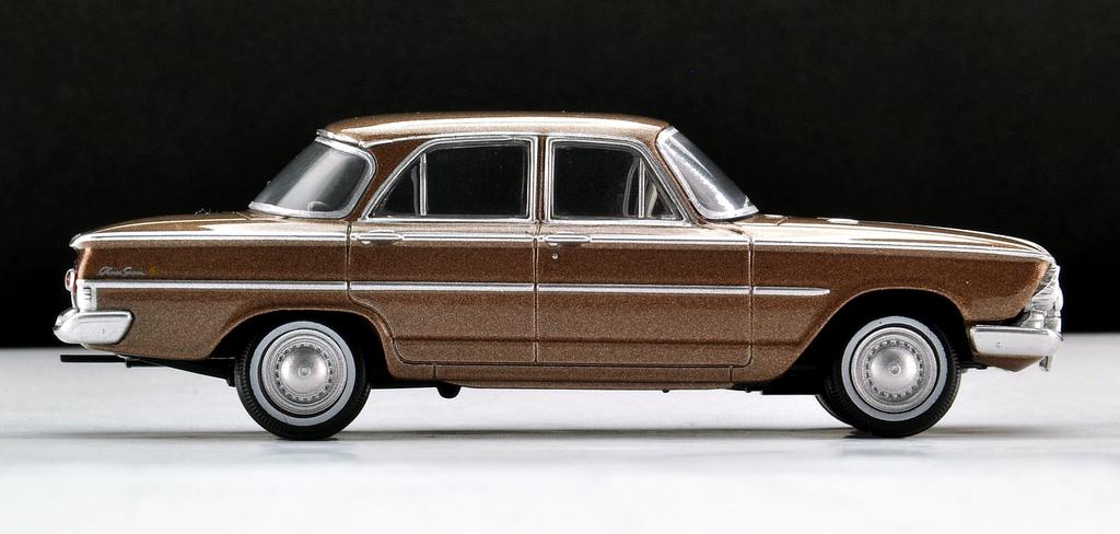 Tomica Limited Vintage Prince Gloria Super 6 Коричневый 1/64 TLV-174b (Готовая модель)