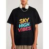 Белая футболка с красочным графическим принтом и текстом Sky High Vibes и Chase The Sunlight для повседневной носки и активного отдыха