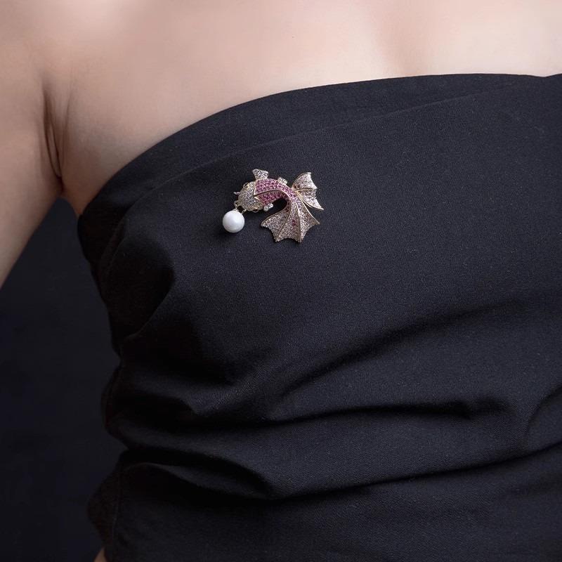 Трехмерная брошь «Золотая рыбка» с бриллиантами, Высококлассный женственный шарм, Жемчужный кои, Легкая роскошь, Нишевый дизайнерский брошь