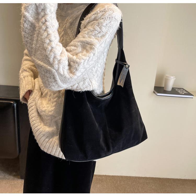 Осенью 2024 года появится новая модная и универсальная большая сумка, высококачественная фактурная сумка на одно плечо для поездок на работу, сумка-мессенджер.