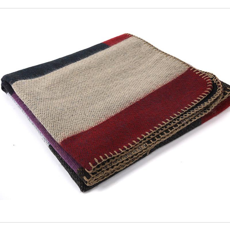 Шаль, шарф, накидка, плащ из искусственного кашемира того же цвета и с крупными цветными блоками на подиуме.