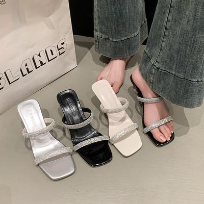 Маленькие сандалии для ношения на улице 2025 лето новинка нишевые высококлассные туфли на толстом высоком каблуке со стразами