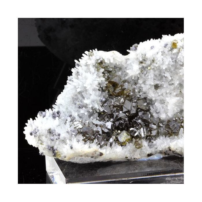 Pierres et Minéraux. Sphalerite + Quartz. 1515.0 ct. Krushev dol mine, Madan, Bulgarie.