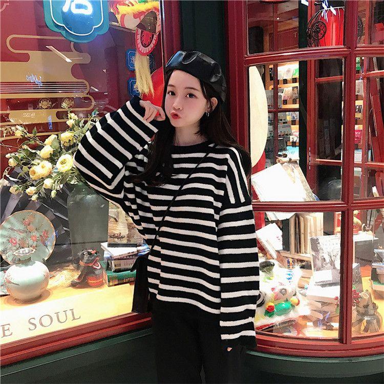 Весенняя корейская версия свободного свитера с круглым вырезом и длинными рукавами, облегающего полосатого пальто для студентки.