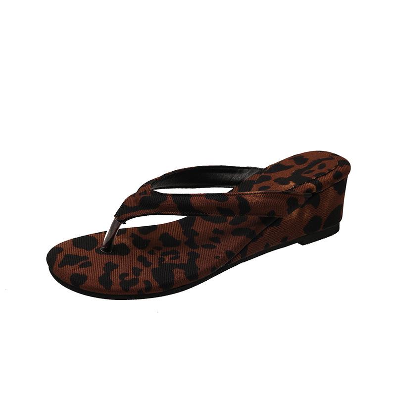 Фея ветер танкетка шлепанцы женские уличные 2025 новые французский темперамент с юбкой пляжные крутые тапочки