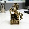 Фэн-шуй Латунная статуэтка лошади Лошадь, наступающая на монеты Украшение для стола на китайский Новый год Скульптура зодиакальной счастливой лошади с сундуком сокровищ для дома