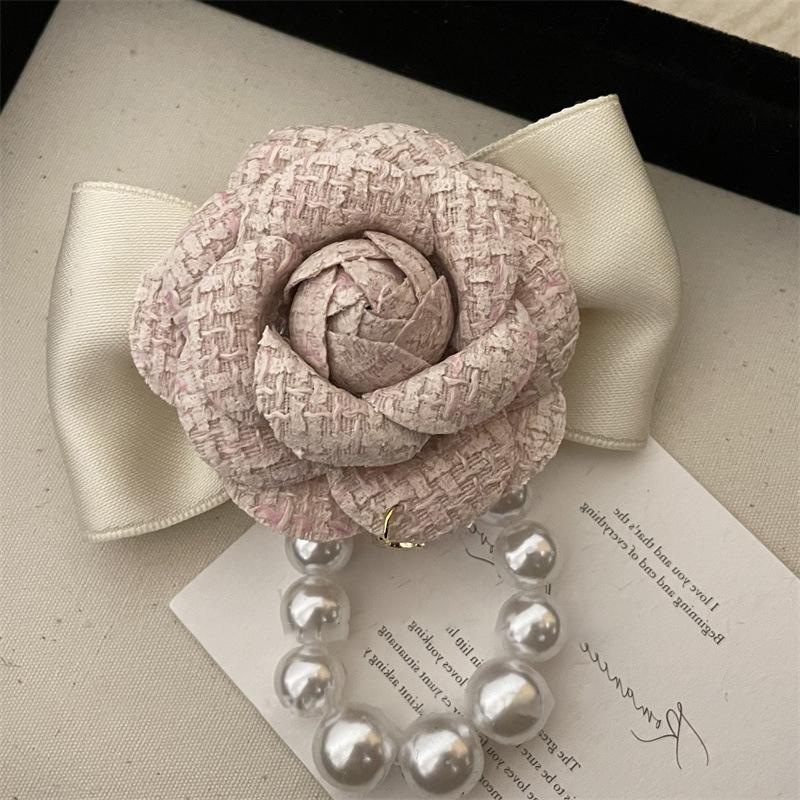 Маленькая ароматная блестящая брошь-камелия с бантом из бусин, черная траурная брошь-галстук