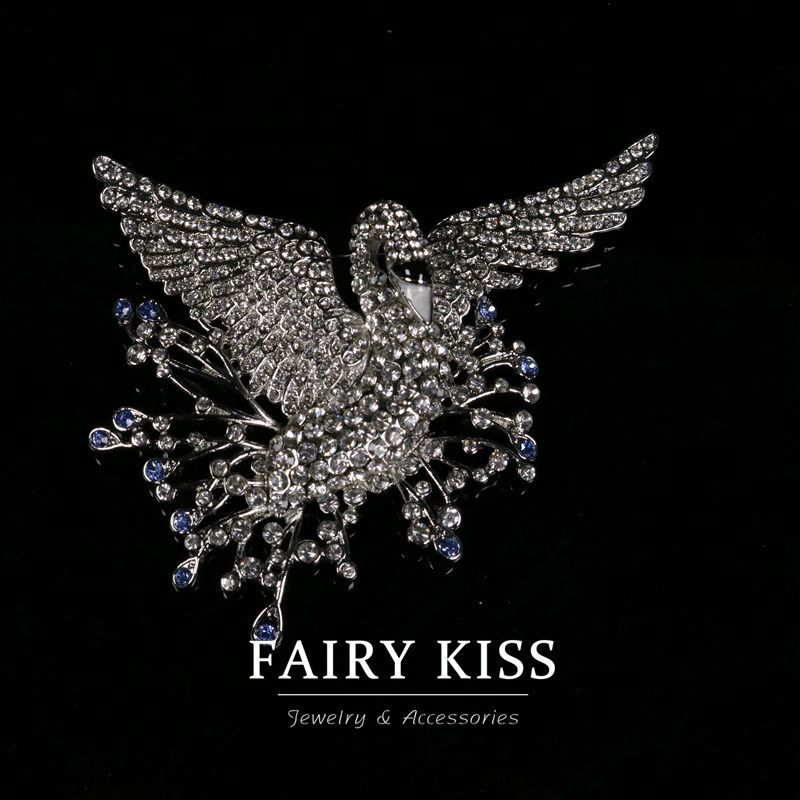 Fashionable, Compact and Diamond-encrusted Swan Brooch, Elegant Versatile, Thickened Electroplated French Retro High-end