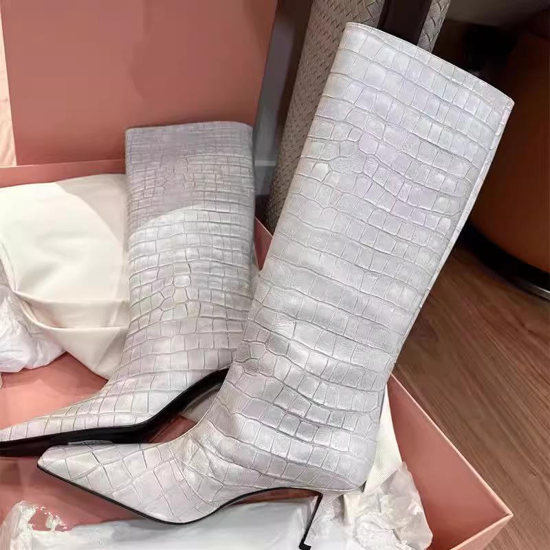 2025 новые Mona с квадратным носком, на высоком каблуке, белые рыцарские сапоги, с тиснением под крокодила, высокие, до колена, европейские и американские, но сапоги до колена