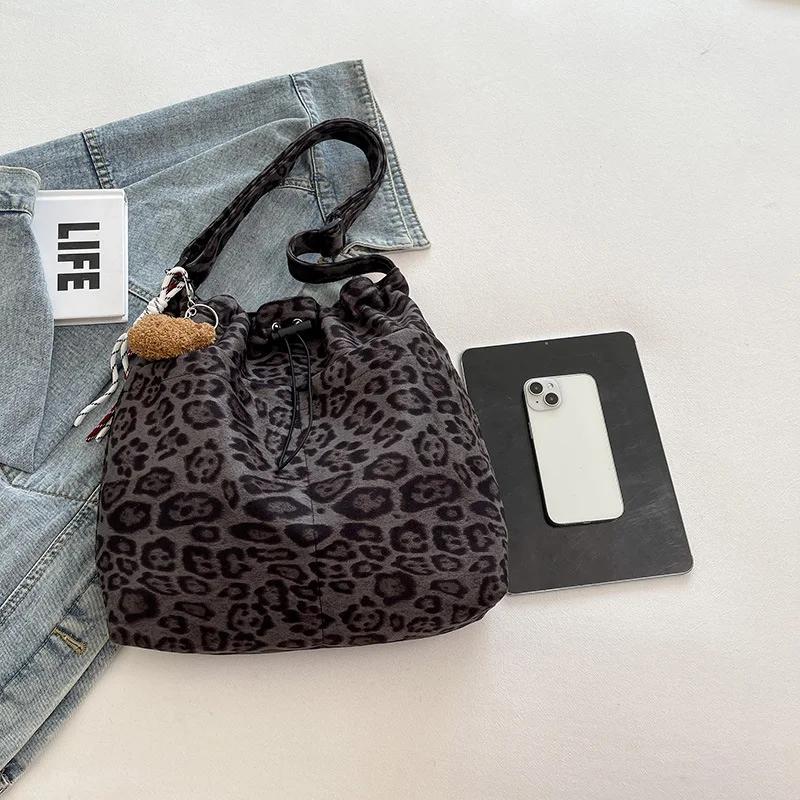 Large Capacity Leopard Print Women's Bag New Versatile Retro Messenger Bag of High Value Elegant Shoulder Bag