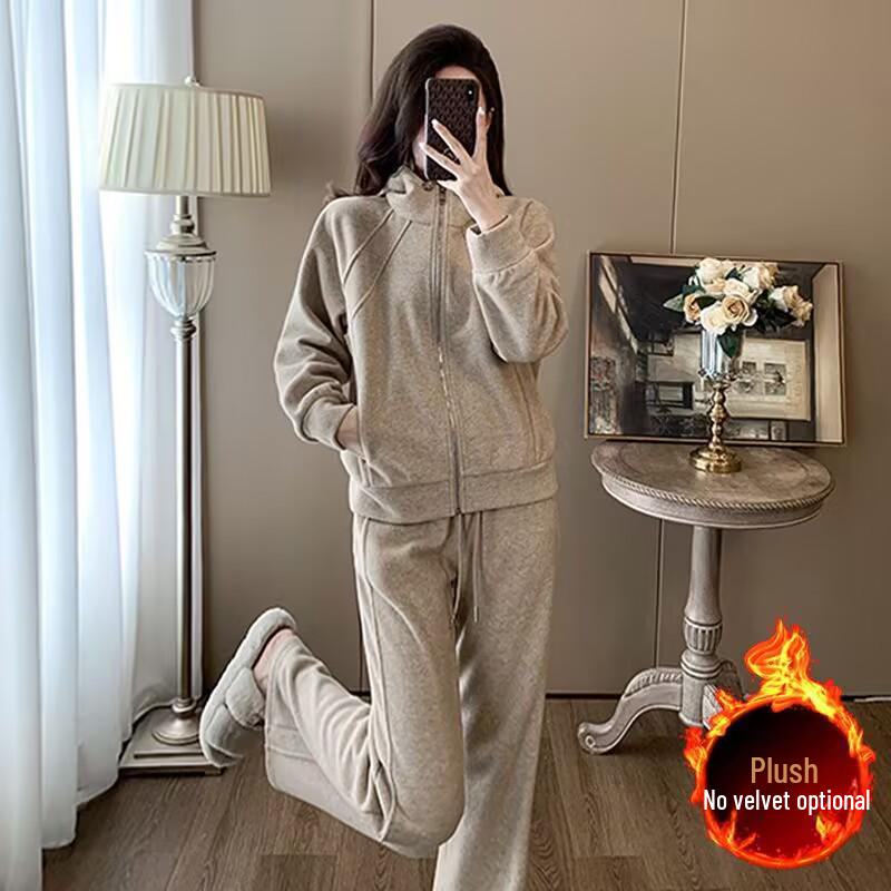 Шикарный женский комплект из свитера с капюшоном и широких брюк — стильная повседневная спортивная одежда для ранней осени.