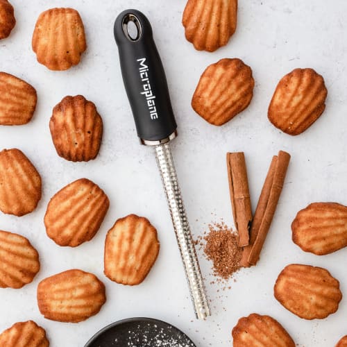 Microplane Premium Series Spice Grater, Officially Imported, 22 X 2.8 X 3.2 Cm, Black, MP-0602