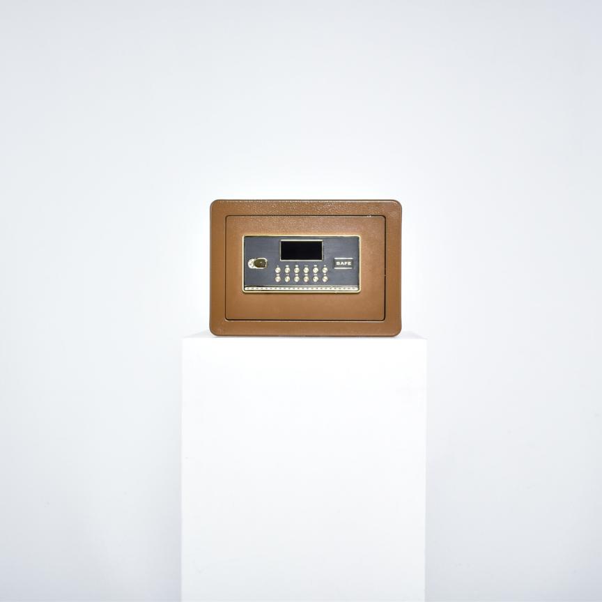 Pancerny domowy sejf z zamkiem elektronicznym i kluczem 25x35x25 cm brązowy