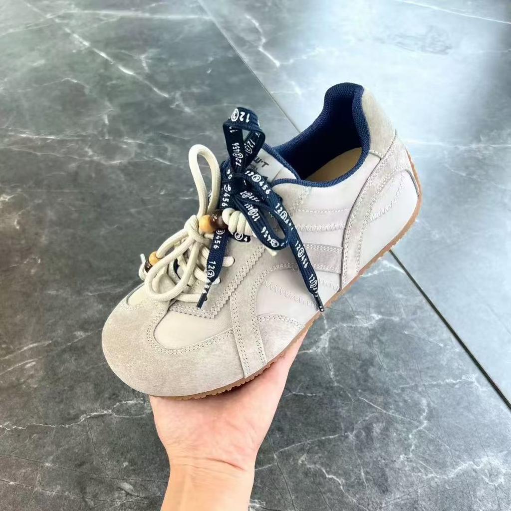 Маленькие белые туфли на мягкой подошве из мягкой кожи для женщин 2025 новые легкие немецкие тренировочные туфли супер огонь увеличивающие рост туфли-буханки уродливые и милые Forr