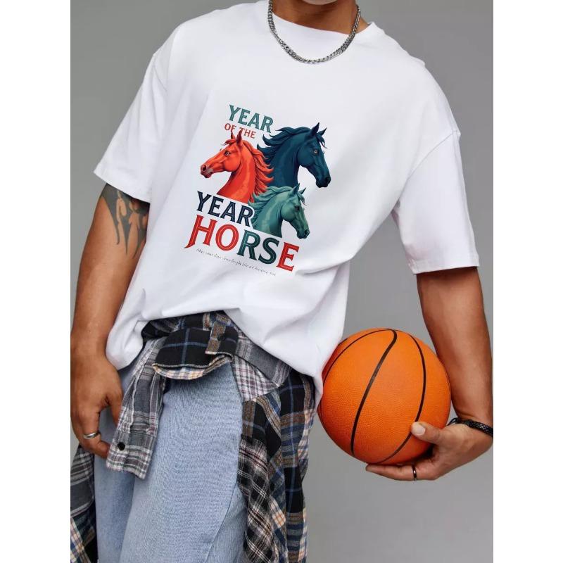 Белая футболка с круглым вырезом с графическим принтом «Год Лошади» с тремя лошадьми и текстовым дизайном для повседневной носки и празднования знака зодиака