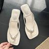 Модные дизайнерские женские шлепанцы на каблуке с бусинами, сандалии с перемычкой для пальца, женские шлепанцы, модные шлепки, лето 2025, новые элегантные сандалии для женщин