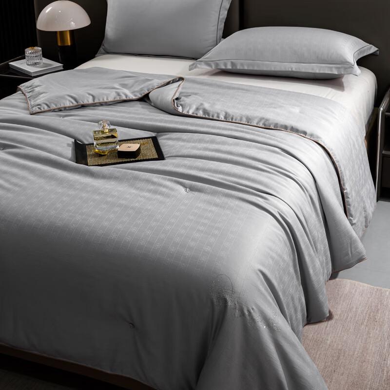 Grace 100% Mulberry Silk Jacquard Quilt