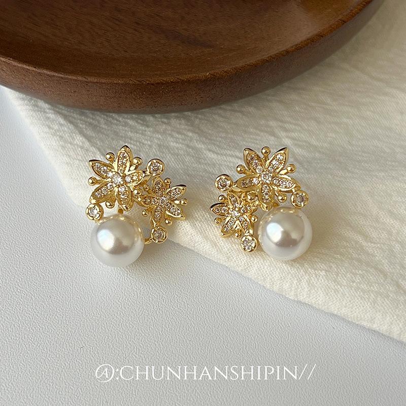 Flower earrings~ Japan and Korea flower pearl stud earrings copper inlaid zircon light luxury high-end ear clips without ear holes mosquito coil disc
