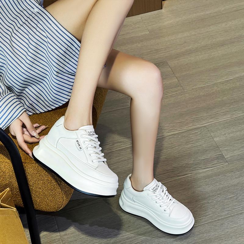 Внешнеторговые кожаные маленькие белые туфли женские универсальные на толстой подошве маффин увеличивают высоту 2025 осень и зима новая повседневная бархатная бо