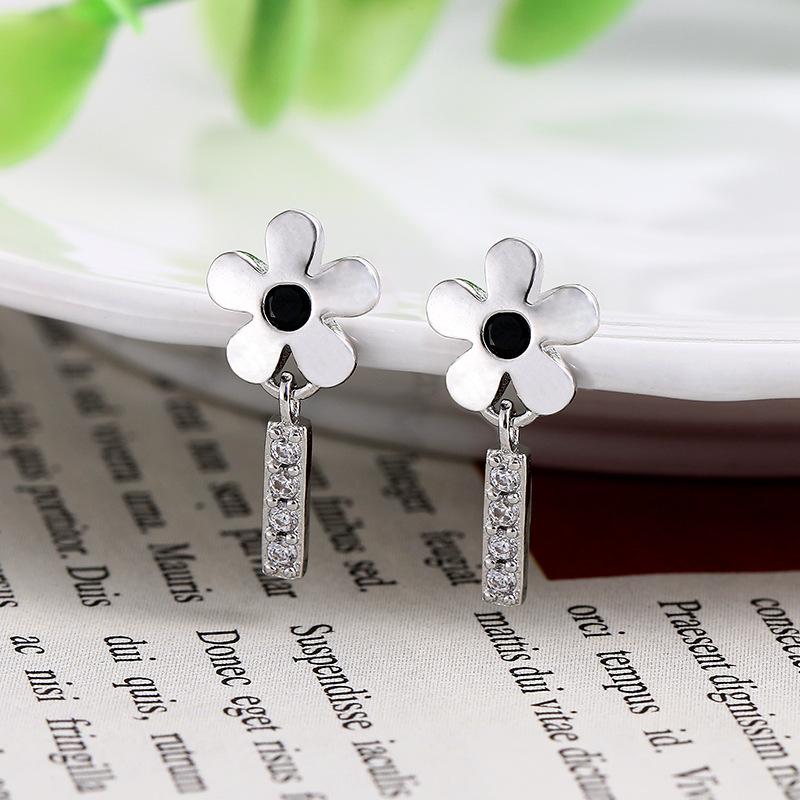 Long Black Zircon Flower Earrings, Streaming Sweet And Cool Spice Girl Wind One-Word Petals, Small Daisy Stud Earrings, Women'S Models