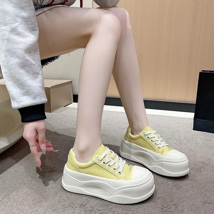 Европейские повседневные маленькие белые туфли женские весна 2025 новые модные туфли на шнуровке на платформе маффин борд спортивные туфли с увеличенным голенищем