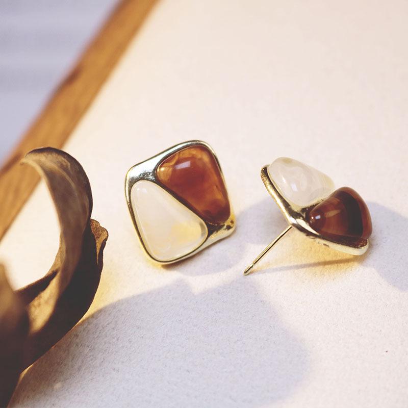 Новые коричнево-бежевые квадратные женские серьги-гвоздики с имитацией камня, изысканные маленькие серьги для девочек, необычные украшения для ушей