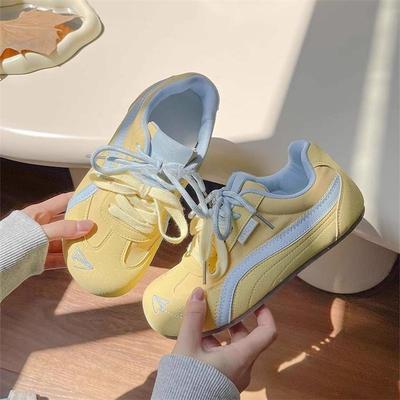 Нишевые красные моральные тренировочные туфли женские 2025 новые весна и осень дышащие высокоценные кеды ретро повседневные маленькие белые туфли