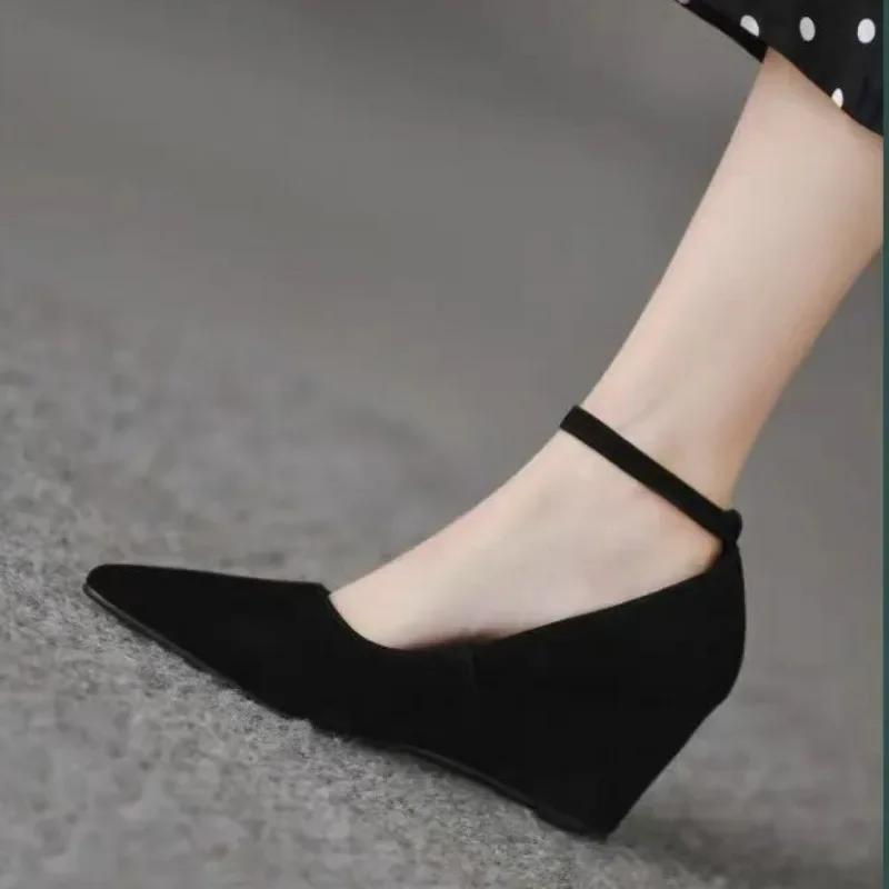 Мода 2024 года. Брендовые женские туфли с обхватом щиколотки. Женские туфли на высоком каблуке. Модные туфли-лодочки. Женские туфли с острым носком и средней танкеткой. Туфли с пряжкой и ремешком. Женские.