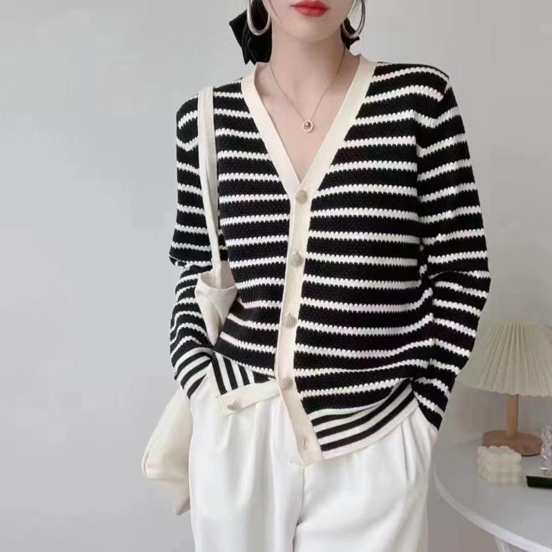 Свитер женский осенне-зимний новый полосатый вязаный кардиган маленький аромат облегающий крой V-образный вырез длинный рукав куртка модный