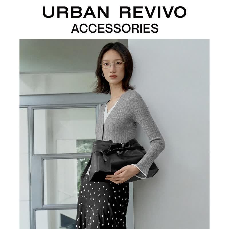 Плечевая сумка URBAN REVIVO с ремешком-цепочкой и подвеской-шармом