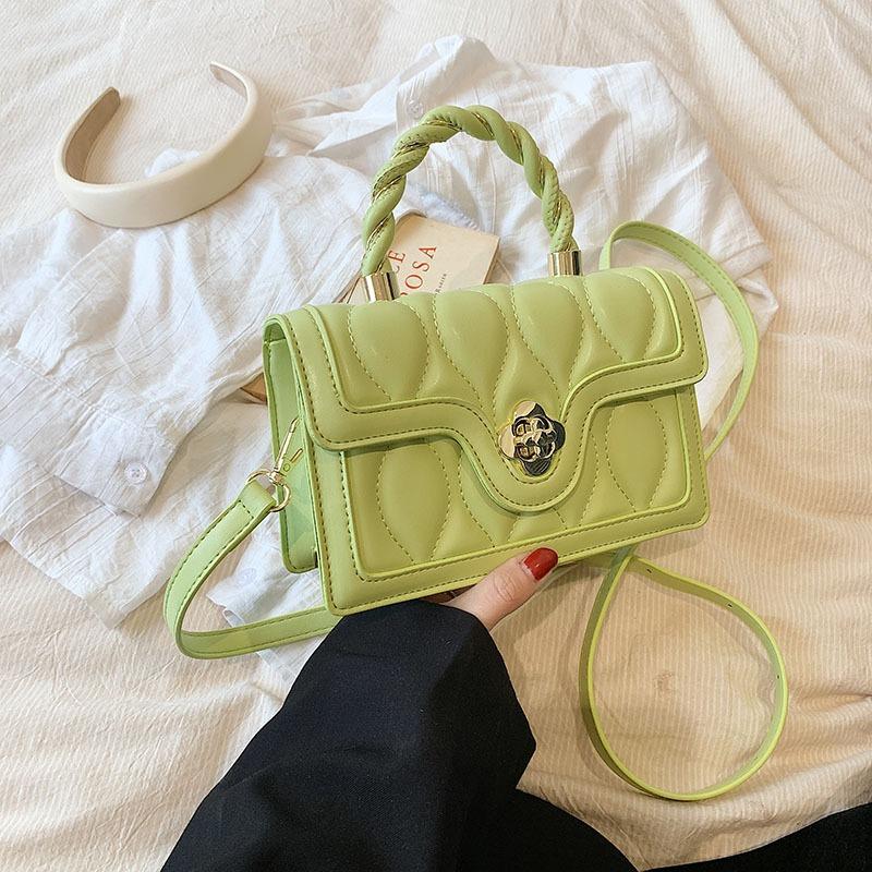 Маленькая и модная ручная маленькая квадратная сумка с нишевым дизайном для женщин. Новая зимняя нишевая сумка 2024 года с текстурой. Сумка через плечо Instagram.