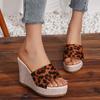Мода Мода Леопардовые тапочки на платформе Женские Летние Сандалии с круглым носком на высоком каблуке Женские Новые Нескользящие Толстая подошва Клиновидные шлепанцы Женские