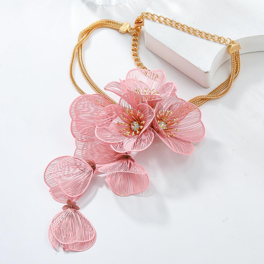 Luxury Cutout Flower Neck Pendant Zinc Zinc Alloy Floral Tassel Necklace Exaggerated Flower Necklace  Beach