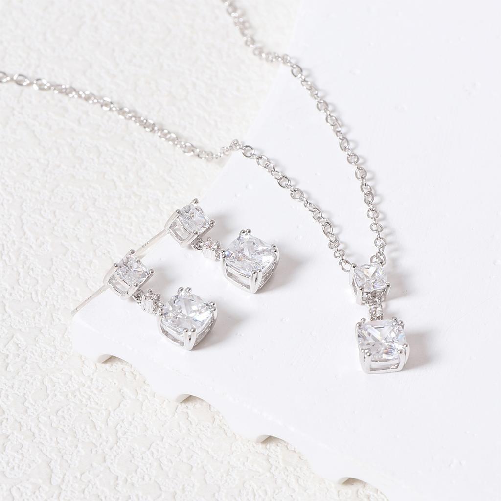 Серьги Легкие роскошные серьги из циркония для женщин Романтичный нишевый дизайн Темпераментный летний комплект из высококачественных серег