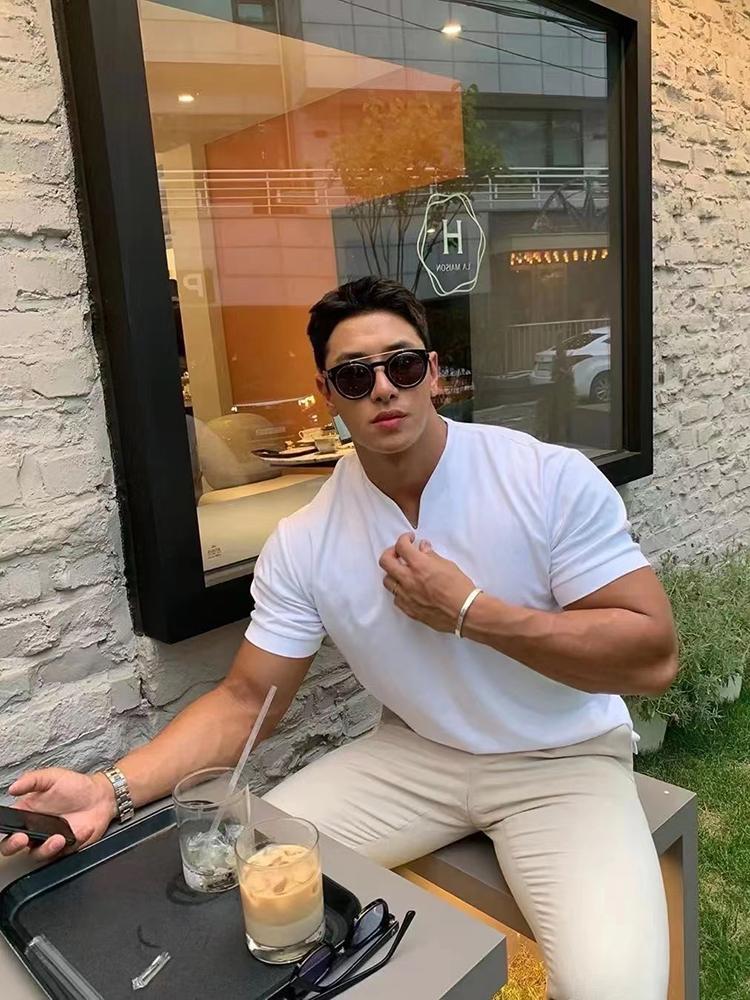 Летняя мужская футболка, однотонная, с V-образным вырезом, с коротким рукавом, свободная рубашка для отдыха, с коротким рукавом, быстросохнущий свободный пуловер, топ, повседневная одежда, большой размер