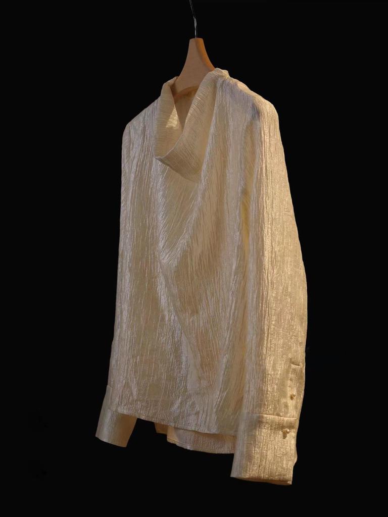 2026 Ранняя весна Нишевый дизайнерский струящийся золотой элегантный топ