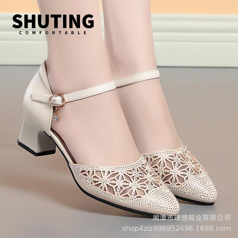 Модные дышащие босоножки со стразами и полым острым носком, женские, лето 2024, мягкие кожаные босоножки на среднем блочном каблуке для мамы