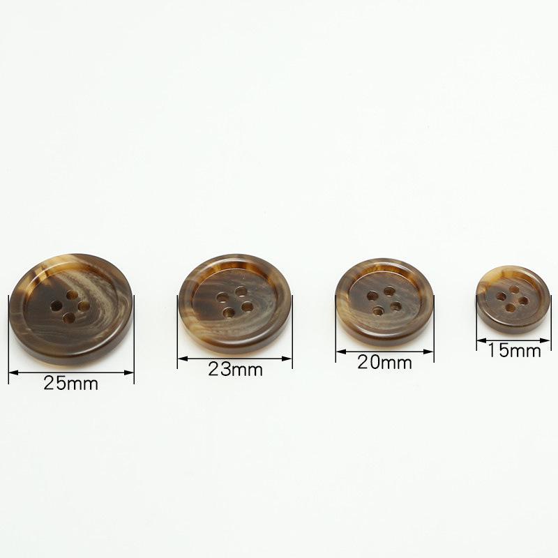 Матовое двубортное шерстяное тренч-пальто из смолы и брюки от костюма.