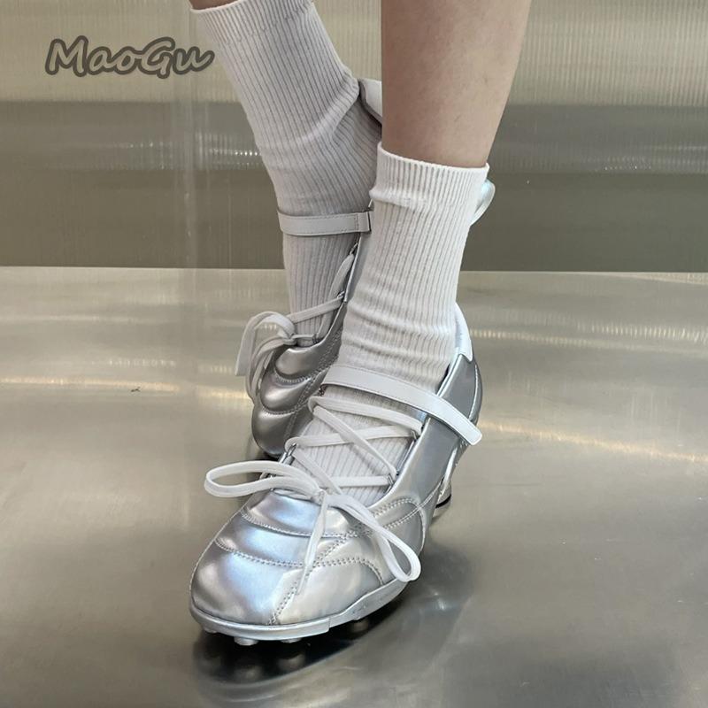 Модные туфли-балетки на шнуровке в необычном стиле для женщин, с круглым носком, удобные лоферы, нескользящие, черные, серебристые, легкие туфли-лодочки на среднем каблуке, размер 39