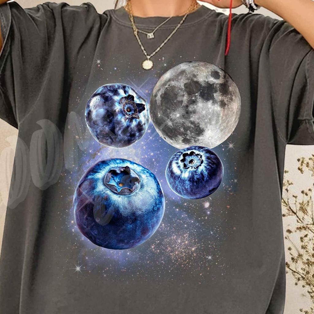 Retro Blueberry Shirt, Vintage Moon Fruit Tee, Celestial Blueberry Art, Aesthetic 90s Berry Tshirt, Berry Moonlit Graphic, Cottagecore Gift