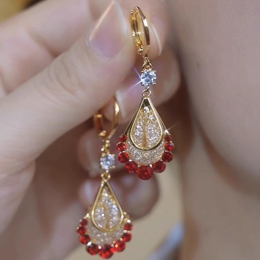 Подчеркните свой стиль с помощью этих ярких фиолетовых серег-капель 2025 года с роскошным нишевым дизайном и изысканными пряжками для ушей для женщин.