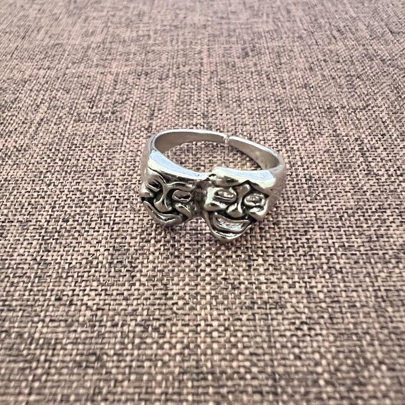 Кольцо Dark Series Retro Skull Five-Claw Ring - крутой аксессуар в стиле хип-хоп и уличный стиль