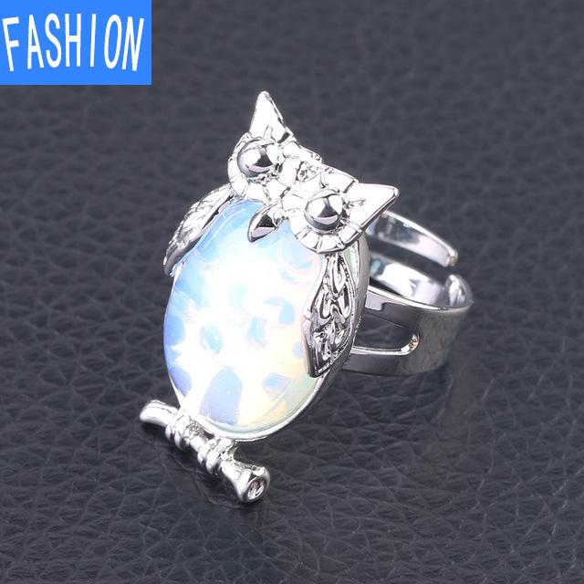 Металлическое регулируемое кольцо с выпуклым натуральным кристаллом в виде совы