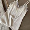 Кружевной жилет с резьбой, который носят женщины, летняя тонкая рубашка без рукавов на бретельках и однотонная повседневная рубашка