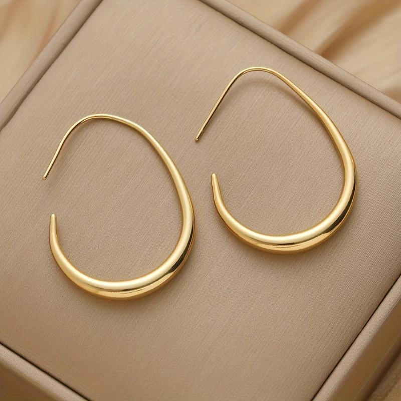 A Pair Of Minimalist Chic Teardrop-shaped Hoop Earrings, Exuding Elegance, Perfect For Ladies To Wear To Parties And Vacations.