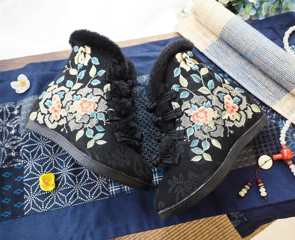 Зимние стеганые хлопковые ботинки на высоком каблуке с флисовой подкладкой, застежкой-лягушкой и цветочной вышивкой золотой нитью