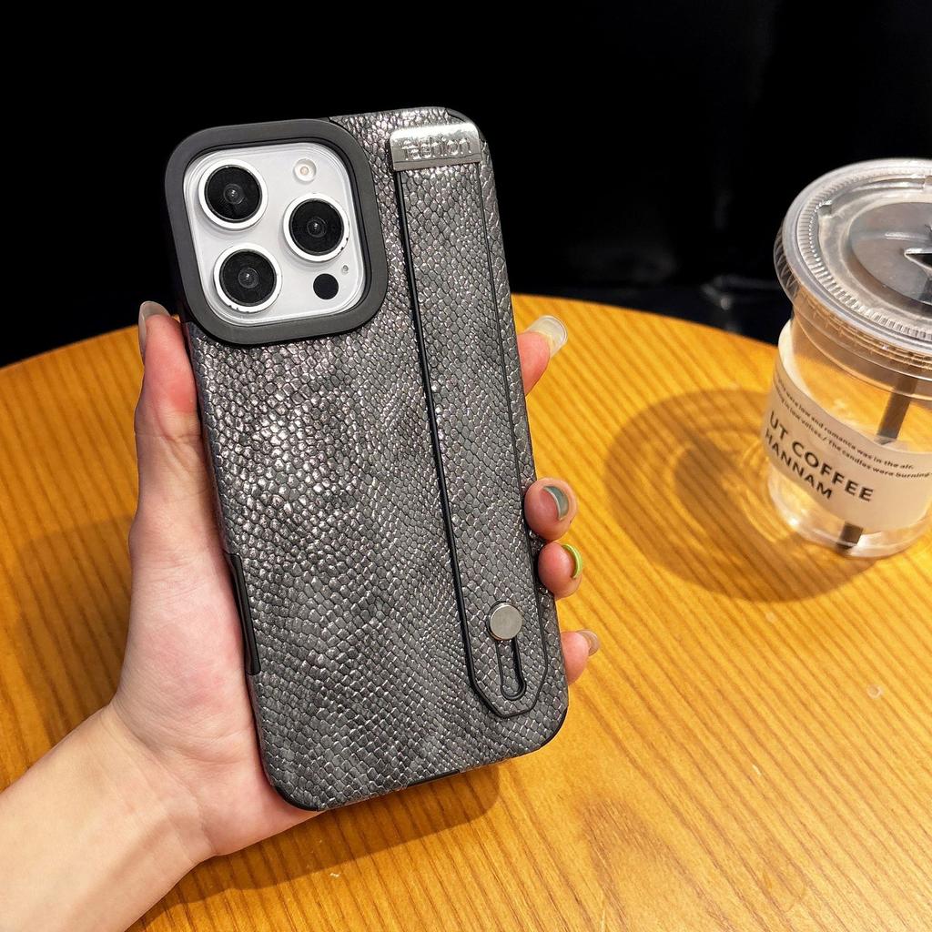 Built in Magnetic Snake Skin Pattern for IPhone 16 ProMax Phone Case for Apple 15 Wristband Holder Case